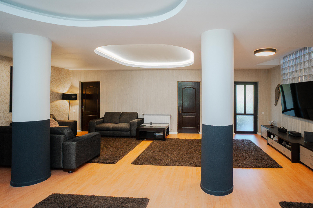 Vilă Grandioasă 650 mp+Spațiu Comercial 110 mp Tătărași Teren 968 mp