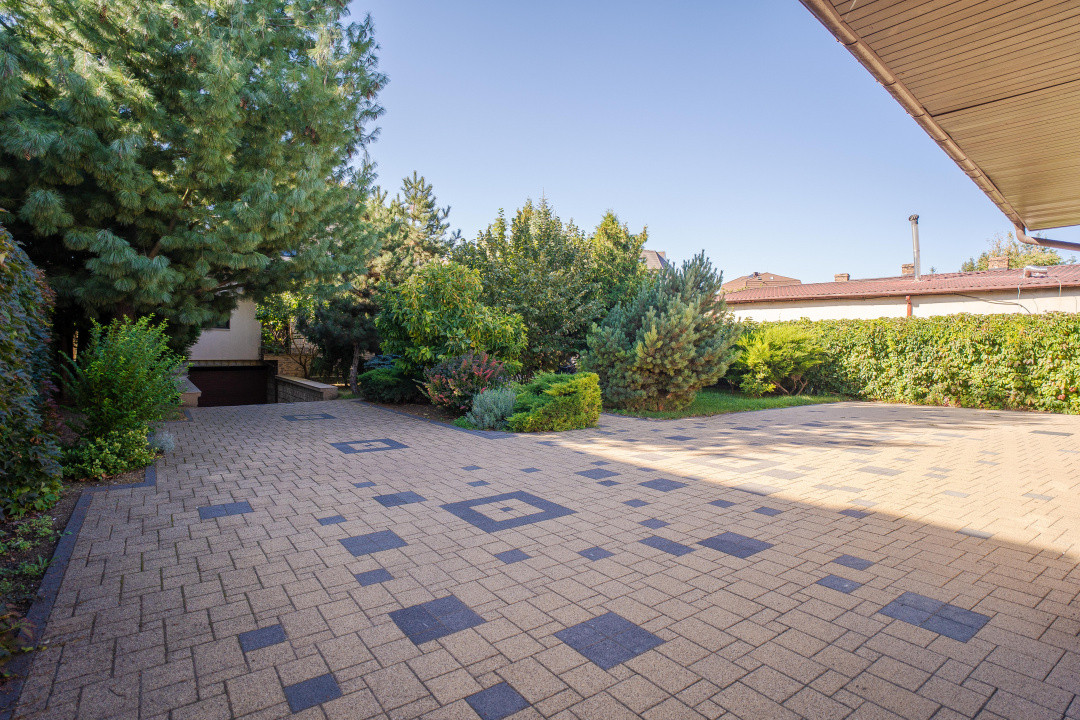 Vilă Grandioasă 650 mp+Spațiu Comercial 110 mp Tătărași Teren 968 mp